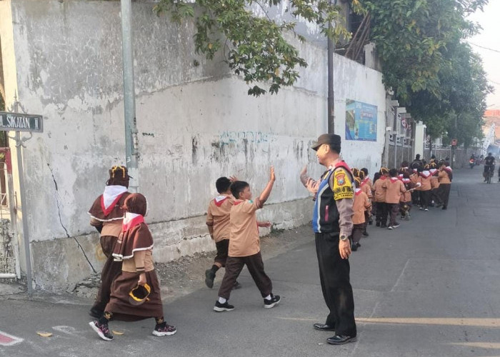 Semarak HUT Ke-81 RI, Polsek Tandes Kawal Jalan Sehat 300 Siswa SDN Manukan Wetan 1