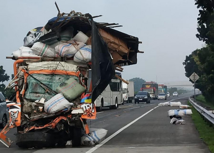 Tragedi Subuh di Tol Jomo, Truk Paket Hantam Dump Truk, Dua Nyawa Melayang Seketika