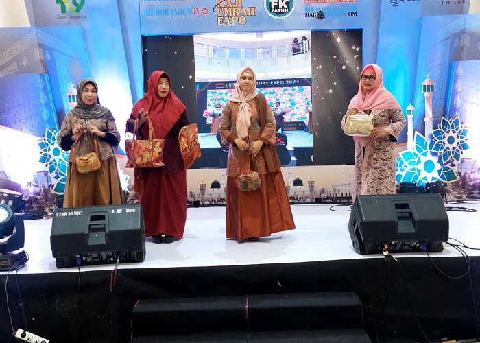 Fashion Show IPEMI Jatim Pukau Pengunjung Memorandum Haji Umrah Expo 2024