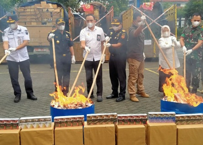 Bea Cukai Jatim II Bakar Jutaan Batang Rokok