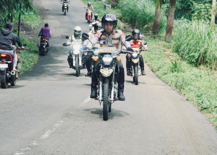 Sambangi Desa Ngembal, Kapolres Pasuruan Pakai Motor untuk Salurkan Bantuan dan Serap Aspirasi Warga