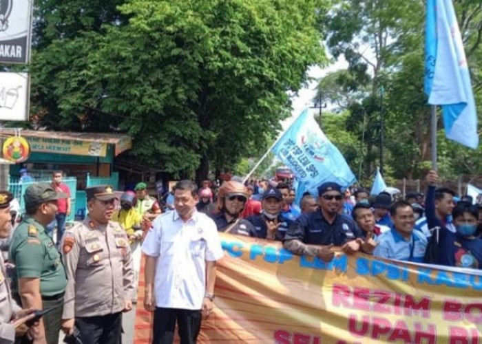 Polres Mojokerto Kawal Keberangkatan Aksi Buruh ke Grahadi