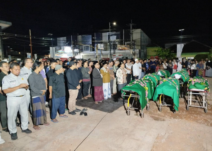 Tragedi Maut Rombongan RS Bina Sehat Jember, 8 Korban Meninggal dan 17 Luka-luka Disambut Isak Tangis Keluarga