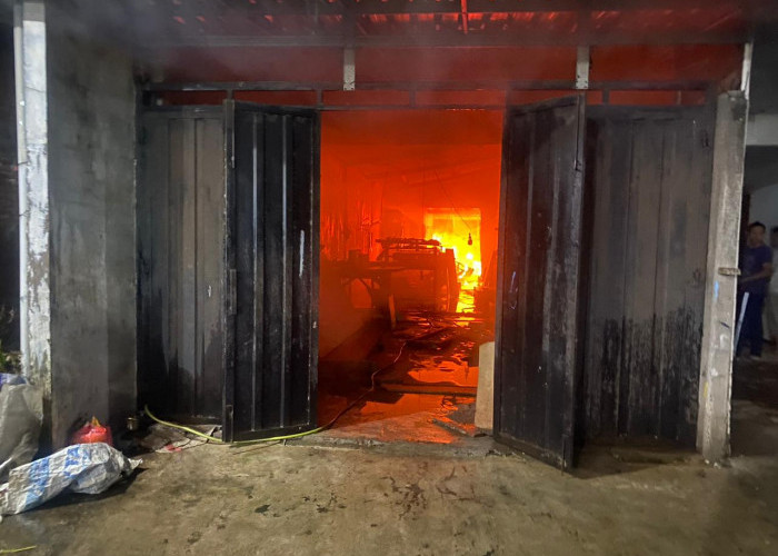 Korsleting, Rumah Usaha Mebel Pakis Terbakar