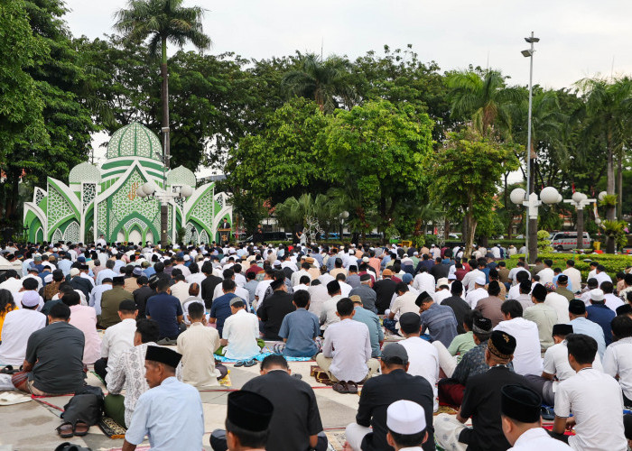Salat Iduladha di Balai Kota Berlangsung Khidmat, Pemkot Surabaya Salurkan 80 Ekor Hewan Kurban