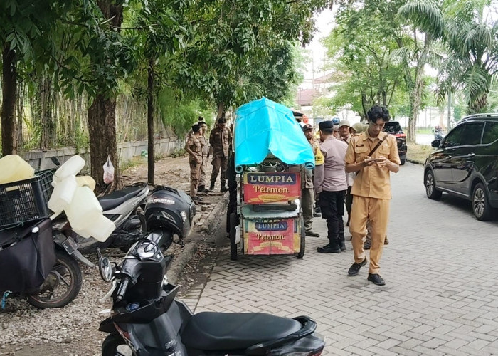 Polsek Sukomanunggal Bersama Tiga Pilar Dampingi Satpol PP Tertibkan PKL di Exit Tol Banyu Urip