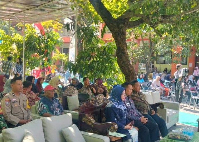 Jalin Sinergitas, Bhabinkamtibmas Polsek Wiyung Hadiri Dies Natalis ke-15 SMPN 51 Surabaya