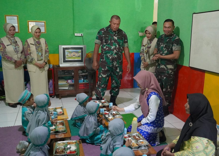 Uji Coba, Kodim Bojonegoro bersama SPPG Taman Rajekwesi Distribusikan Ratusan Porsi Makan Sehat dan Bergizi