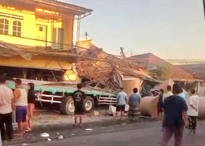 Tronton Maut Hantam Rumah dan Pengendara di Gempol, 4 Nyawa Melayang