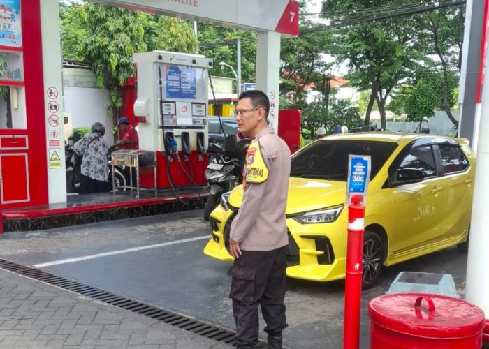 Pastikan Pasokan BBM Aman, Bhabinkamtibmas Polsek Rungkut Sambangi SPBU Pandugi