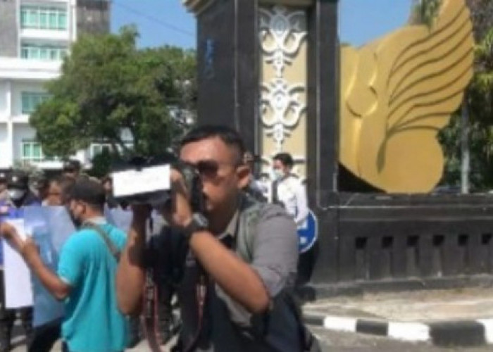 Jurnalis Anjar Berpulang, Bupati Yuhronur Sampaikan Duka Mendalam