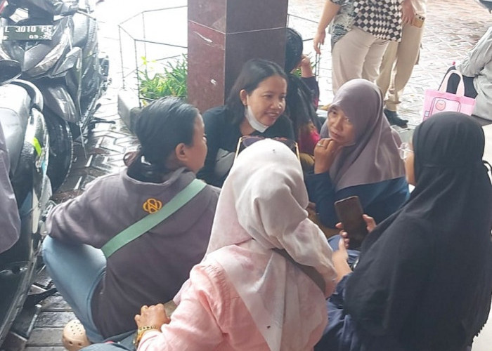 Belasan Ibu Rumah Tangga Surabaya Laporkan Dugaan Penipuan Sembako Rp 574 Juta ke Rumah Aspirasi Armuji