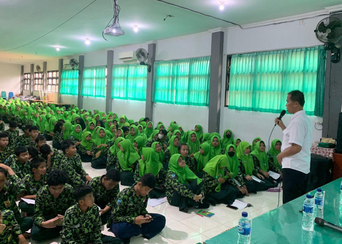 Sambang Sekolah, Polres Pelabuhan Tanjung Perak Ajak Pelajar Perangi Narkoba