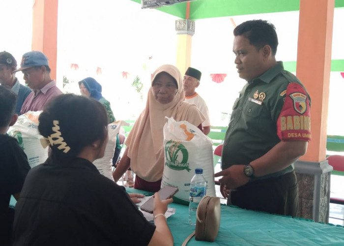 Pastikan Bantuan Tepat Sasaran, Babinsa Umbul Kawal Pendistribusian Beras kepada Warga