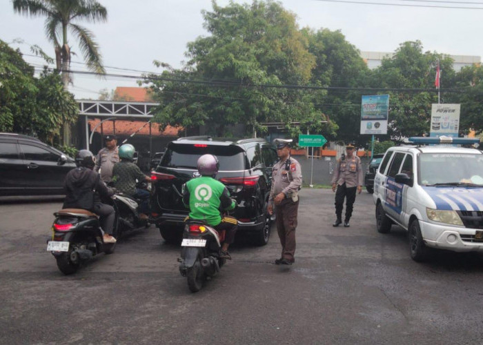 Pos Pagi Polsek Gayungan Pastikan Arus Lalu Lintas Jembatan Baru Gayungsari Lancar