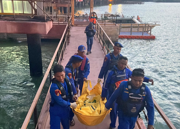 Respons Cepat Satpolairud Polres Gresik Bantu Evakuasi Jasad Lansia di Dermaga Pelabuhan Petro