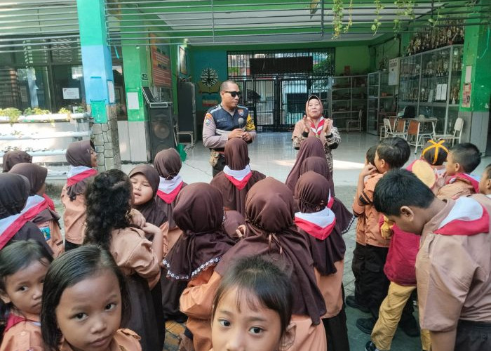 Sambang Sekolah, Polsek Tandes Edukasi Pramuka di SDN Manukan Kulon