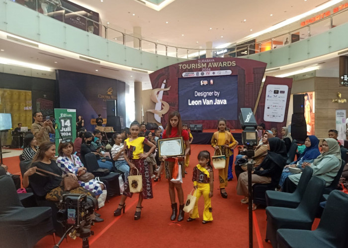 Fashion Show Batik Anak-Anak Semarakkan HUT ke-731 Surabaya di Surabaya Tourism Award 2024