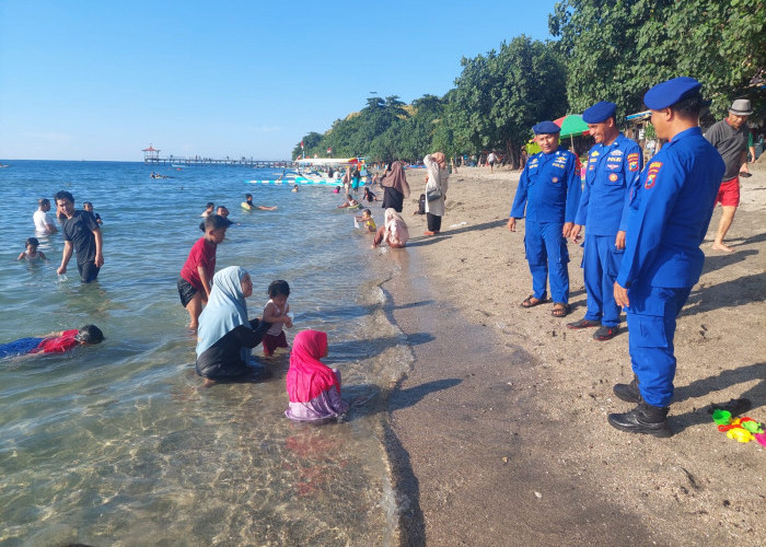 Polisi Sigap Selamatkan 2 Wisatawan Tenggelam Saat Bermain Kano di Pantai Pasir Putih Situbondo
