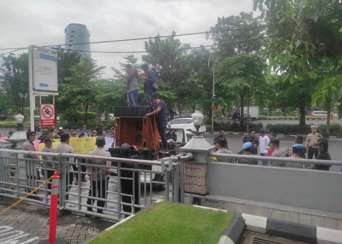 Polsek Gayungan Kawal Demo di Depan BNI 46 Surabaya