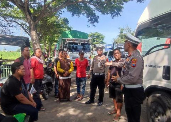 Ngopi Bareng Sopir, Polisi Sosialisasikan Operasi Patuh Semeru dan ODOL di Probolinggo