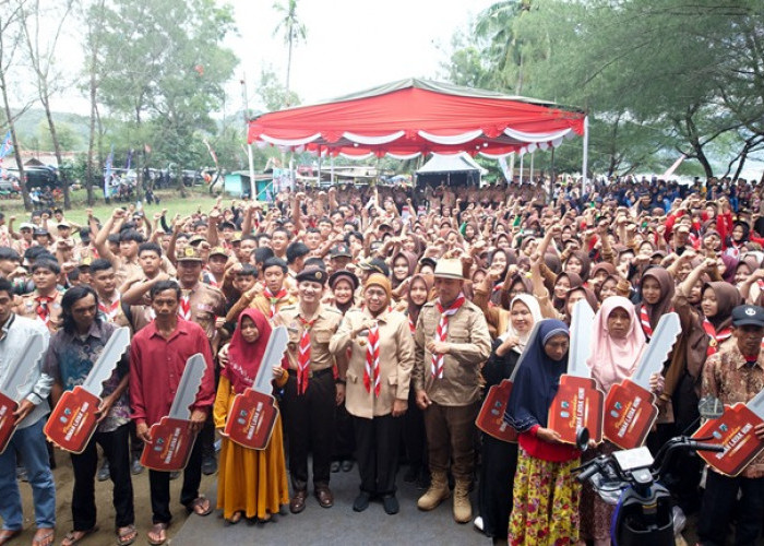 Kak Khofifah Bersama 3 Ribu Pramuka Kwarda Jatim Bersih-Bersih dan Tanam Mangrove di Pantai Cengkrong