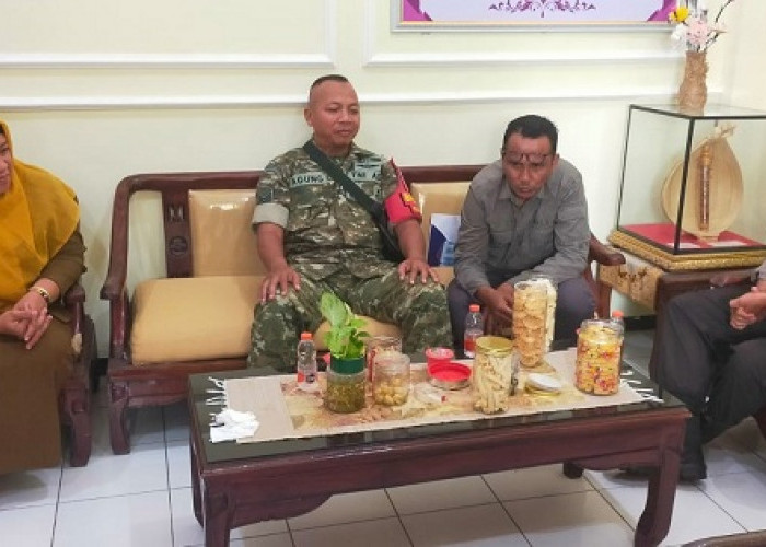 Bhabinkamtibmas Lidah Wetan Sambangi SMPN 28 Surabaya, Pererat Silaturahmi Pasca-Lebaran