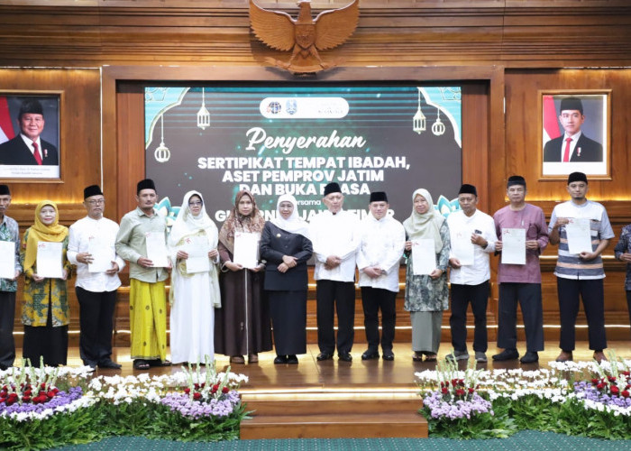 Wujudkan Kepastian Hukum Aset Pemerintah dan Umat, Kanwil BPN Serahkan 444 Sertipikat Bersama Gubernur Jatim