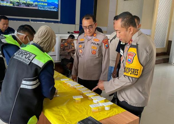 Puluhan Personel Polres Nganjuk Jalani Tes Urin Mendadak