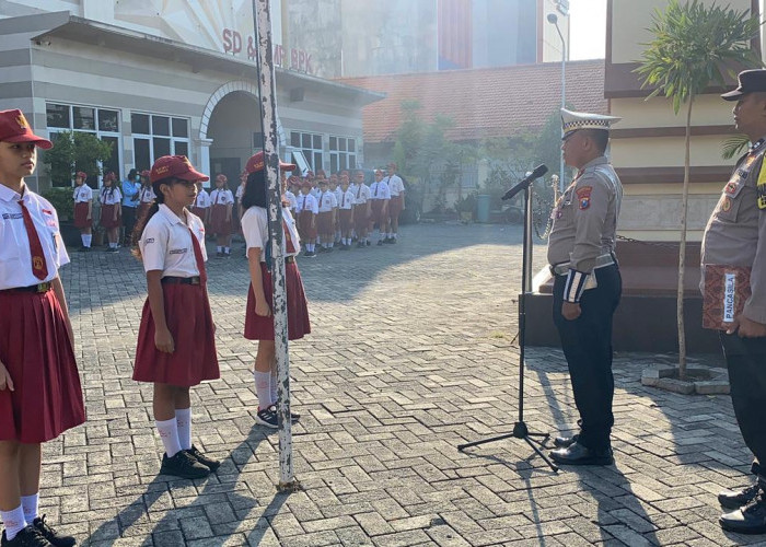 Bentuk Karakter Taat Hukum, Kanit Lantas Polsek Wiyung Edukasi Siswa YBK