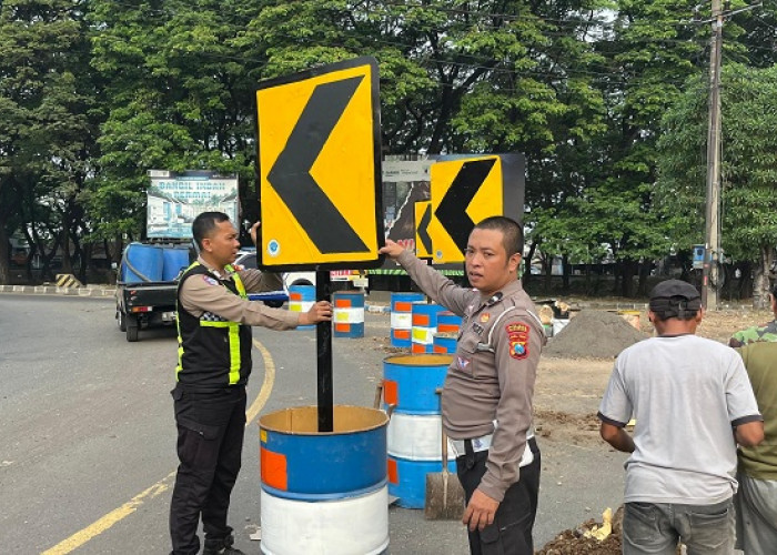 Rawan Kecelakaan, Satlantas Polres Pasuruan Pasang Rambu Peringatan di Bundaran Apollo Gempol 