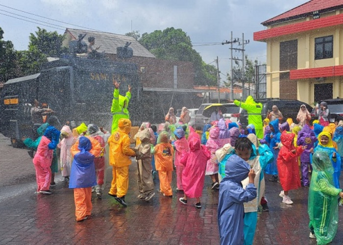 Keseruan Polsanak di Mapolres Pasuruan Mengenal Boneka Si Bonel hingga Siraman Watercannon