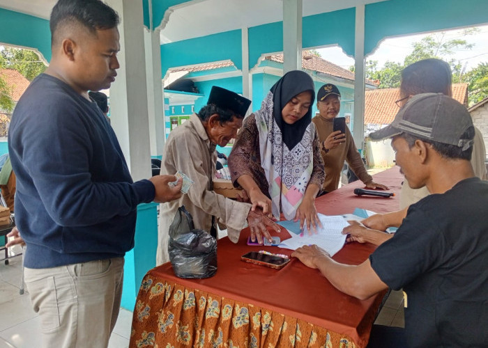 Penyaluran BLT-DD, Air Mata Nuriyadi Menetes Terima Uang Rp1,5 Juta dari Abah Holla