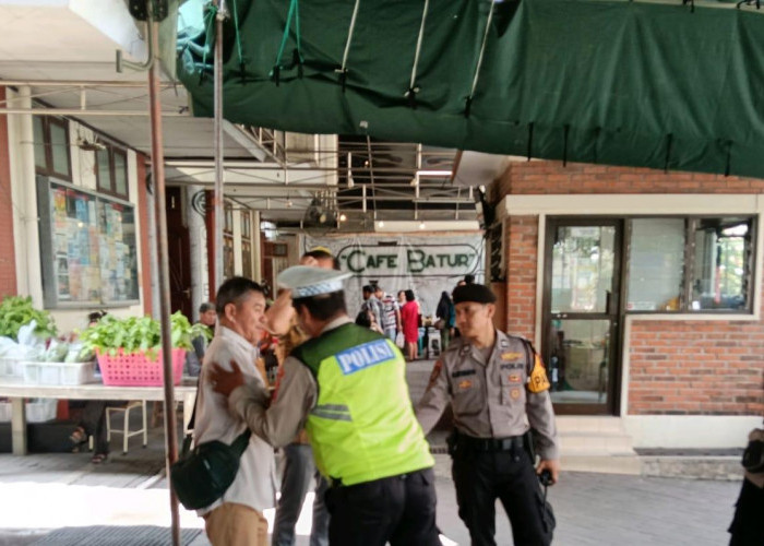 Polsek Bubutan Perketat Pengamanan Ibadah Minggu di Gereja Katolik Kelahiran Santa Perawan Maria