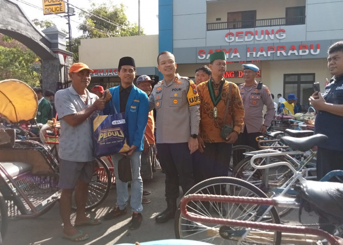 Jelang Ramadan, Polres Tulungagung Bareng Mahasiswa Bagikan Sembako untuk Tukang Becak