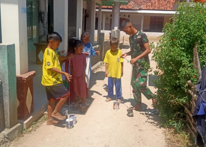 Anak-Anak di Buddi Gembira Bermain dengan Satgas TMMD