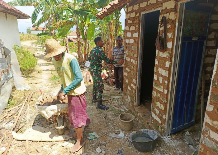 Satgas TMMD 127 Plester Dinding MCK Warga Mandala