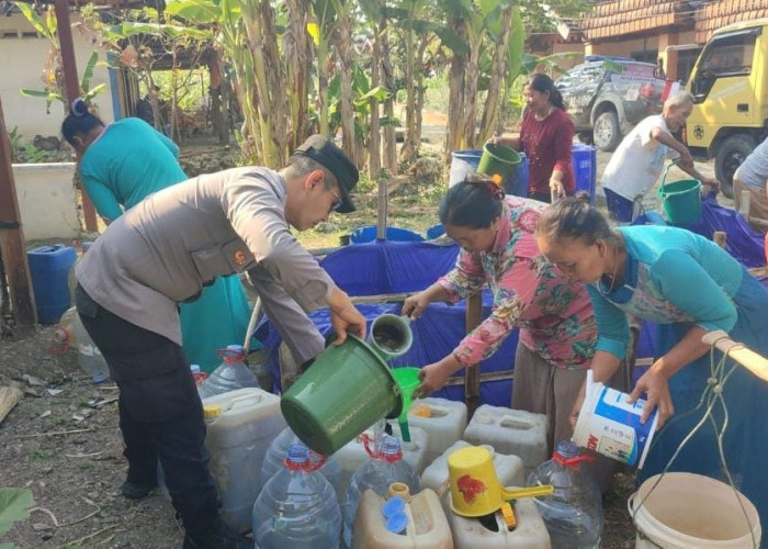 Bantu Warga Hadapi Kemarau, Polsek Ngambon Distribusikan 8.000 Liter Air Bersih