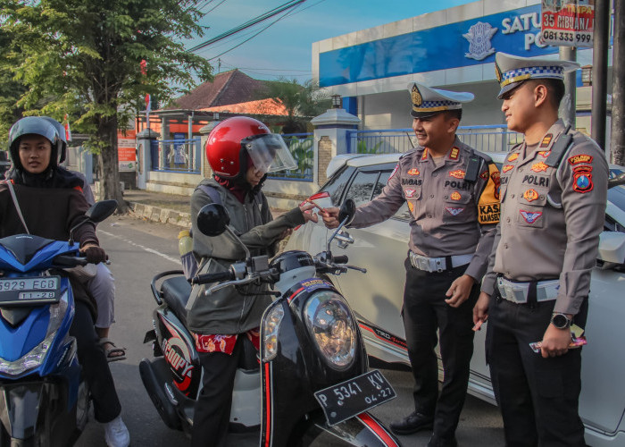 Manisnya Disiplin di Jalan, Satlantas Polres Jember Beri Cokelat untuk Pengendara Patuh