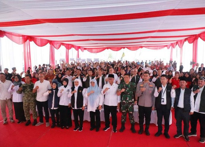 Wakapolres Kediri Kota Dampingi Penyaluran Bansos Gubernur Khofifah di Balai Kota 