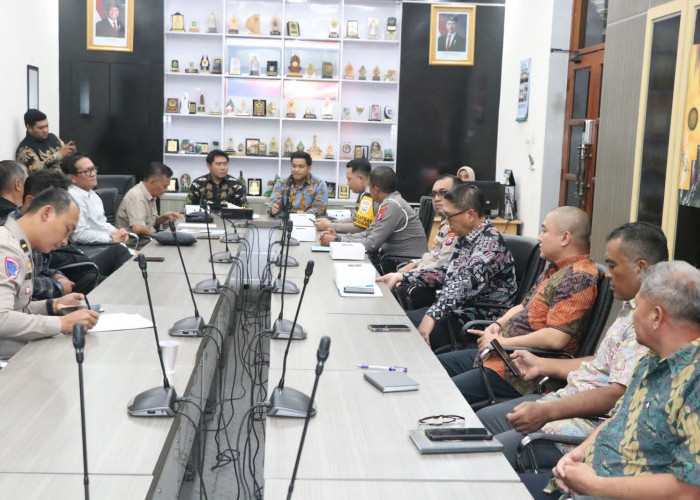 DPRD Gresik Panggil Pengusaha Truk, Tegaskan Taat Jam Operasional dan Pakai Penutup Terpal