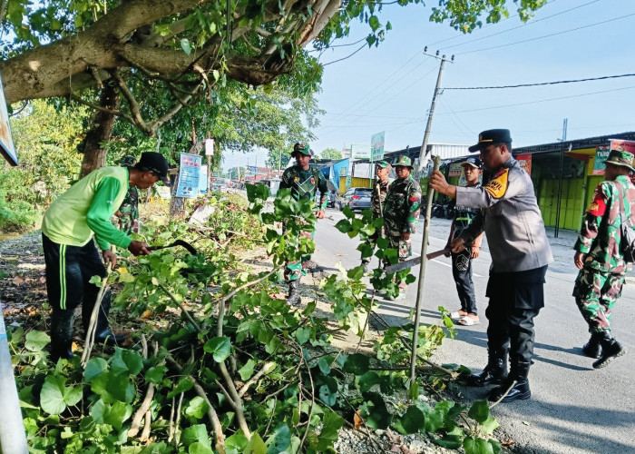 Perkuat Sinergitas, Polsek dan Koramil Kepohbaru Kerja Bakti Bersama