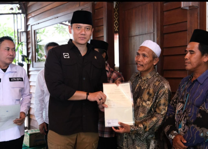 Menteri AHY Serahkan Puluhan Sertifikat di Pasuruan, Salah Satunya Sertifikat Yayasan Habib Taufiq Assegaf