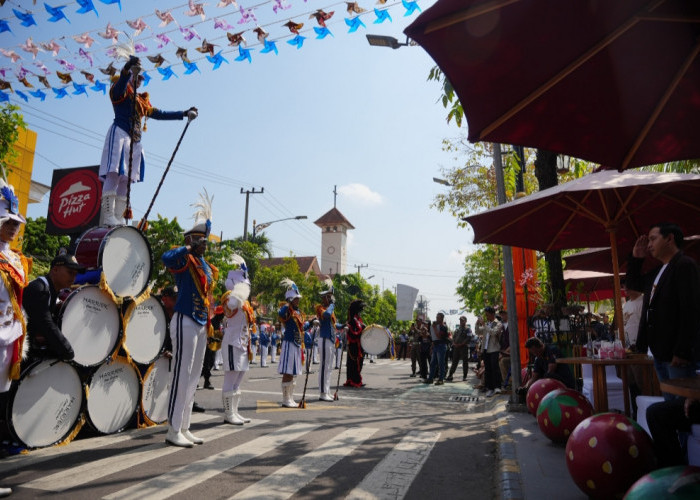 Parade Military Drum Band Meriahkan Hari Jadi Ke-108 Kota Madiun, Ribuan Warga Padati Jalan Pahlawan