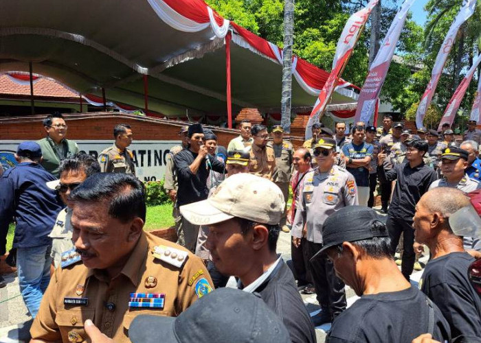 Polres Nganjuk Siagakan Personel Amankan Aksi Damai RT/RW di DPRD