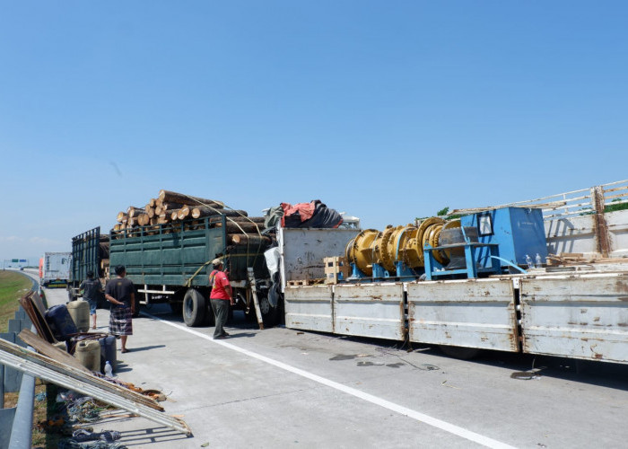 Seruduk Truk Gandeng di Tol Madiun, Truk Ekspedisi Ringsek