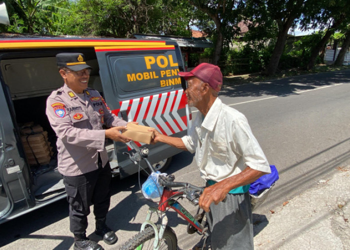 Jumat Berkah, Polisi di Banyuwangi Bagikan Nasi Kotak ke Tukang Becak, Jukir, PKL, dan Ojek Online