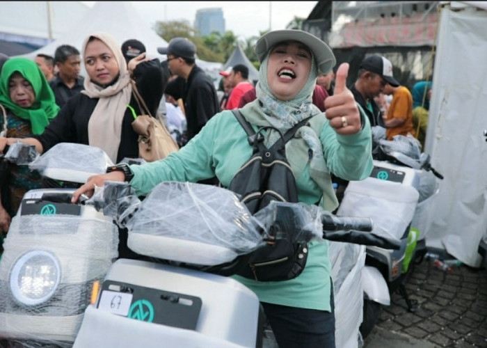 Kebahagiaan Warga di Pasar Murah Monas, Petugas PPSU dan Emak-emak Bawa Pulang Motor Listrik dari Presiden
