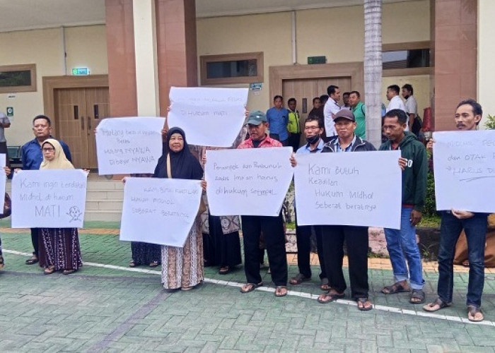 Puluhan Warga Imaan Geruduk PN Gresik, Kecewa Midhol Pembunuh Agen Bank Dituntut 14 Tahun