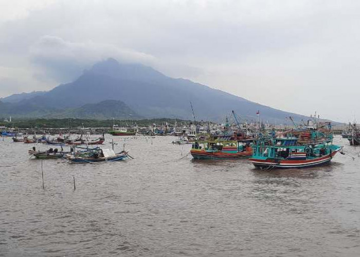 Cuaca Ekstrem Bikin Nelayan Situbondo Beralih Profesi dan Gadaikan Barang Rumah Tangga